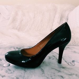Classic black heel